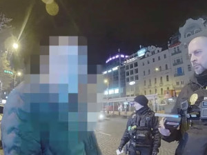 VIDEO: Potrat a fízlové. Opilý řidič boural a pak urážel strážníky
