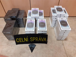 VIDEO: Pražští celníci našli padělané mobily za dva a půl milionu