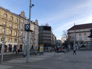 Na metro upozorňuje nový svítící poutač. Má pomoci hlavně turistům