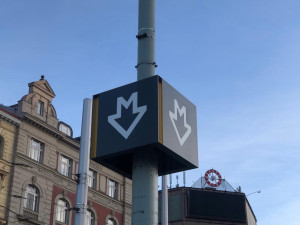 Na metro upozorňuje nový svítící poutač. Má pomoci hlavně turistům