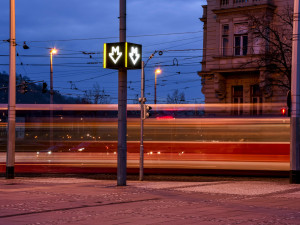 Na metro upozorňuje nový svítící poutač. Má pomoci hlavně turistům