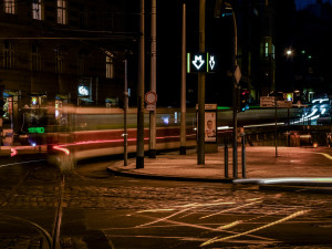 Na metro upozorňuje nový svítící poutač. Má pomoci hlavně turistům