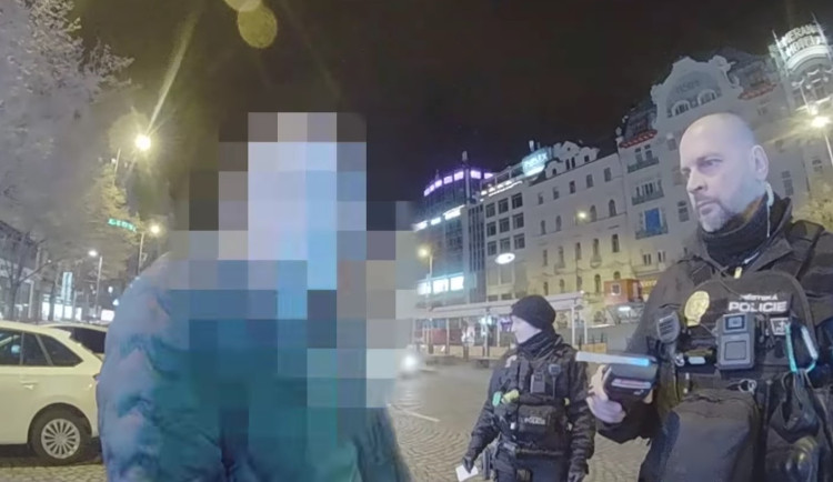 Opilec boural, schoval se v baru a pak urážel strážníky.