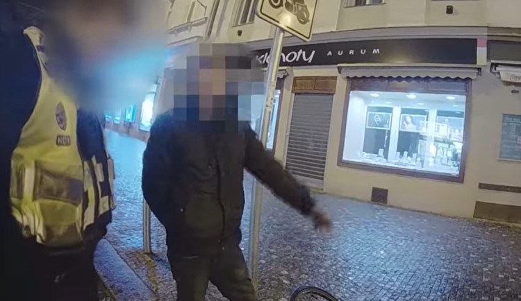 VIDEO: Pacienti a pojištěnci. Opilec zmateně vysvětloval zničení sdíleného kola