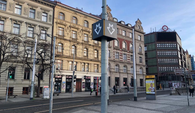Návštěvníci by podle krychle měli lépe najít vstup do metra.