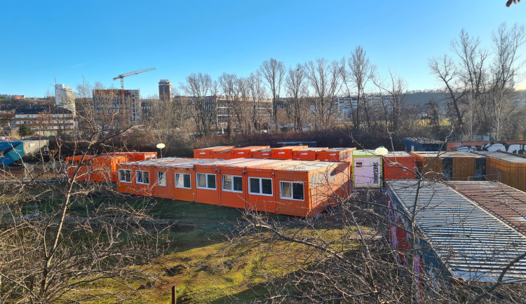 Kontejnerové městecko je Praze 8 trnem v oku.