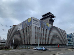 VIDEO: Pražský Mordor jde k zemi. Kvůli azbestu na bourání dohlížejí hygienici