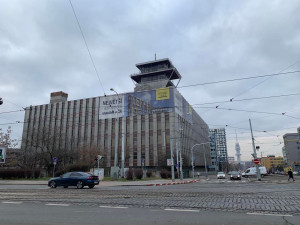 VIDEO: Pražský Mordor jde k zemi. Kvůli azbestu na bourání dohlížejí hygienici