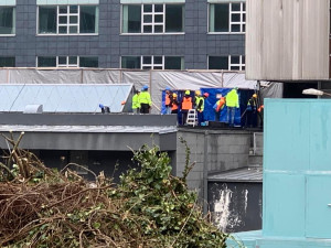 VIDEO: Pražský Mordor jde k zemi. Kvůli azbestu na bourání dohlížejí hygienici