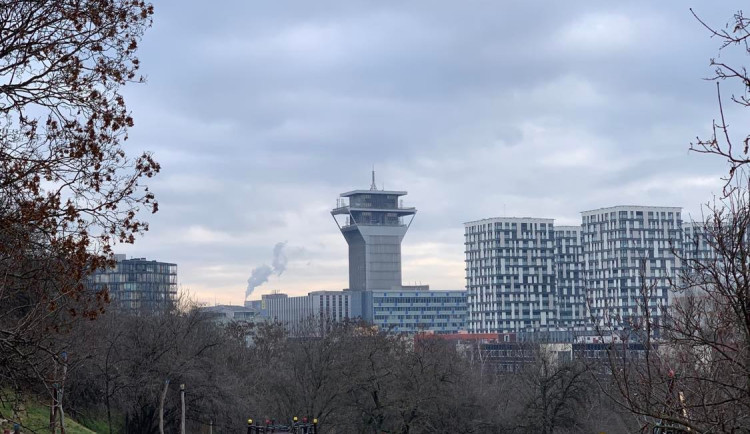 VIDEO: Pražský Mordor jde k zemi. Kvůli azbestu na bourání dohlížejí hygienici