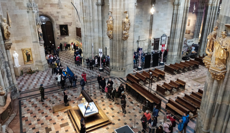 Rekordní den je tady. Na klenoty čeká kilometrová fronta