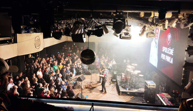 Známé osobnosti a fanoušci Petra Pavla zaplnili Lucernu