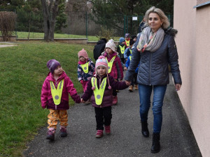Praha 6 testuje nový způsob hlídání dětí. Mají na sobě lokalizátory