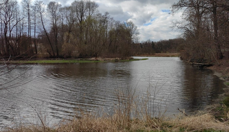 Stavba přelivu Hostivařské přehrady má zpoždění kvůli opravám hráze
