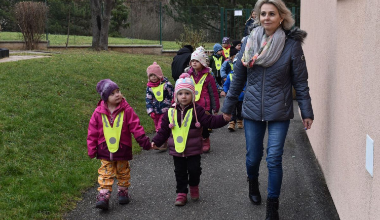 Praha 6 testuje nový způsob hlídání dětí. Mají na sobě lokalizátory