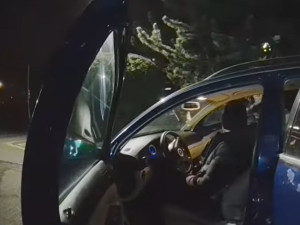 VIDEO: Strážníci zastavili opilého řidiče. Nestihl se vyměnit se spolujezdcem