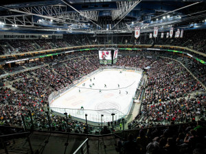 Sparta rozsvítí zaplněnou 02 arenu. Klub nastoupí v hasičských dresech