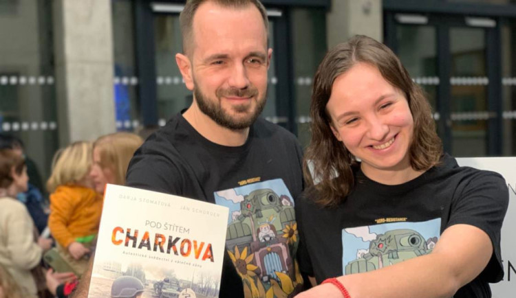 Válečná reportérka Darja Stomatová pokřtila knihu Pod štítem Charkova