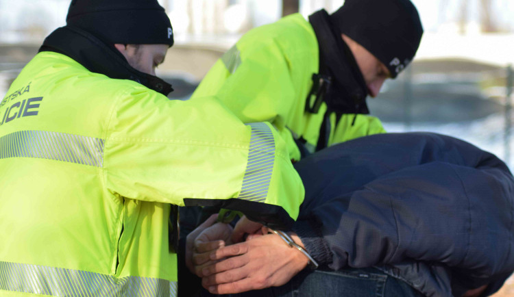 U brněnského nádraží se chtěl bít agresivní důchodce. Dostal léky na zklidnění