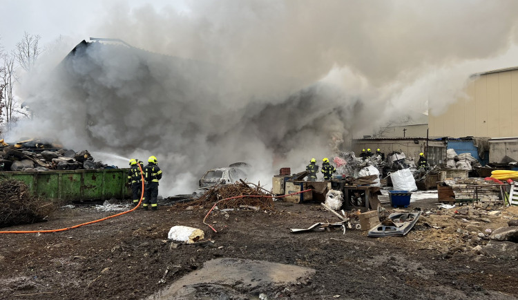 VIDEO: Hasiči zasahovali u rozsáhlého požáru v areálu kovošrotu v Praze. Vznikl z neopatrnosti