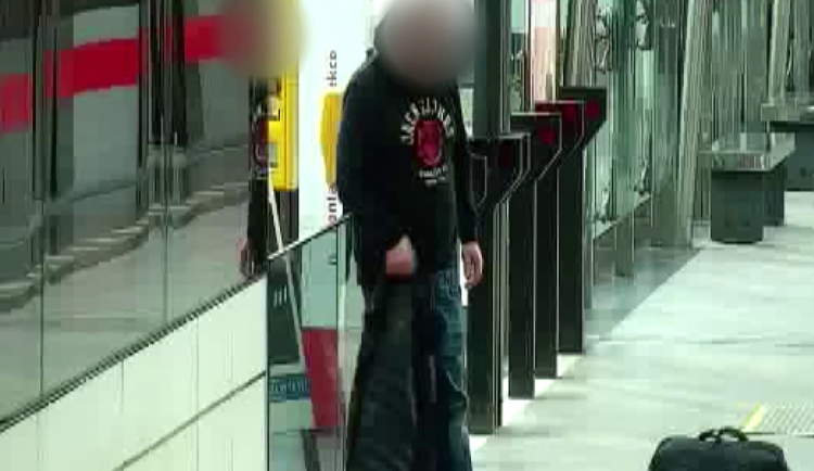 VIDEO: Útočník pobodal v metru muže. Pak ho vyhodil z vozu