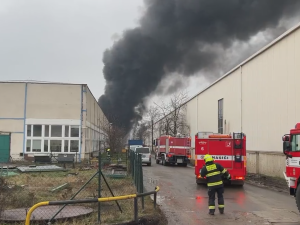 Hoří v areálu kovošrotu.