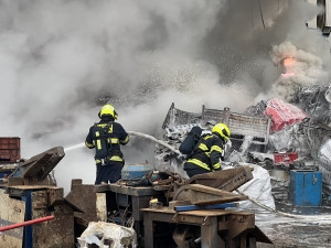 VIDEO: Hasiči zasahují u rozsáhlého požáru v Praze
