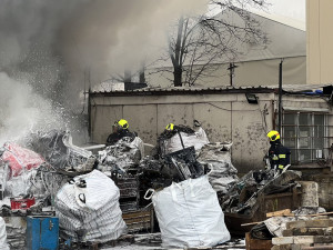 VIDEO: Hasiči zasahují u rozsáhlého požáru v Praze