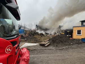 VIDEO: Hasiči zasahují u rozsáhlého požáru v Praze