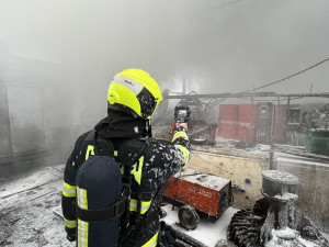 VIDEO: Hasiči zasahují u rozsáhlého požáru v Praze