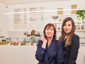 Daria podniká s vlastní mámou. Jejich pekárna je vyhlášená půlmetrovými croissanty