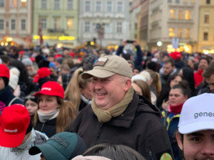 VIDEO: Na Staromáku se tísní desetitisíce lidí. Přišli podpořit Pavla