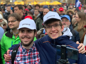 VIDEO: Na Staromáku se tísní desetitisíce lidí. Přišli podpořit Pavla