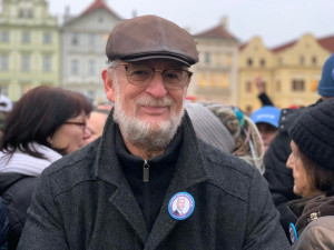 VIDEO: Na Staromáku se tísní desetitisíce lidí. Přišli podpořit Pavla