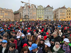 VIDEO: Na Staromáku se tísní desetitisíce lidí. Přišli podpořit Pavla