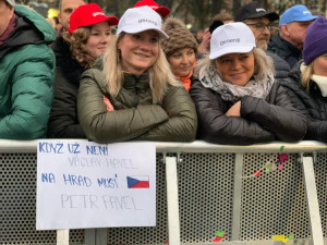 VIDEO: Na Staromáku se tísní desetitisíce lidí. Přišli podpořit Pavla