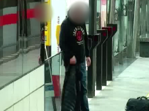 VIDEO: Útočník pobodal v metru muže. Pak ho vyhodil z vozu