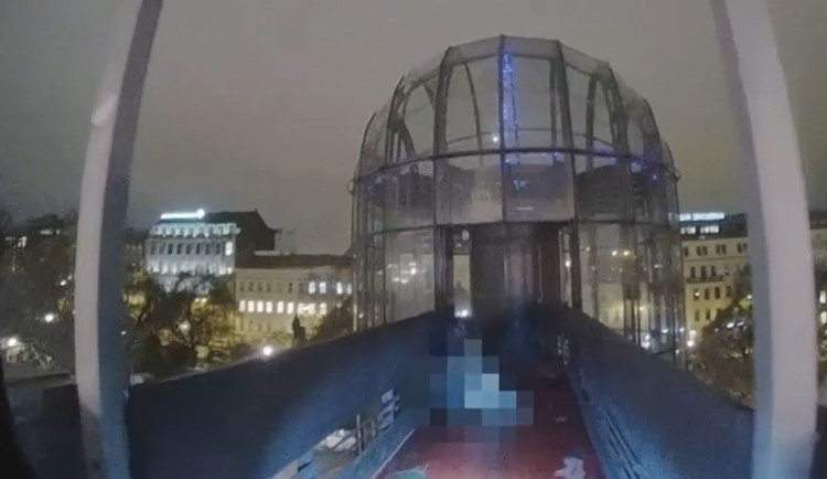 VIDEO: Mladík chtěl skočit z lávky u hlavního nádraží. Zachránil ho bezdomovec