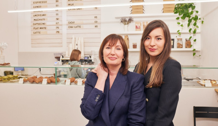 Daria podniká s vlastní mámou. Jejich pekárna je vyhlášená půlmetrovými croissanty