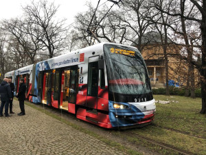 VIDEO: Do ulic Prahy vyjela tramvaj v barvách trikolóry, připomíná zvolení Havla prvním českým prezidentem