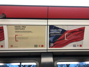 VIDEO: Do ulic Prahy vyjela tramvaj v barvách trikolóry, připomíná zvolení Havla prvním českým prezidentem