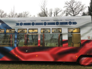 VIDEO: Do ulic Prahy vyjela tramvaj v barvách trikolóry, připomíná zvolení Havla prvním českým prezidentem