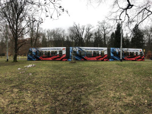 VIDEO: Do ulic Prahy vyjela tramvaj v barvách trikolóry, připomíná zvolení Havla prvním českým prezidentem