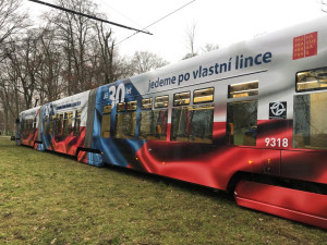 VIDEO: Do ulic Prahy vyjela tramvaj v barvách trikolóry, připomíná zvolení Havla prvním českým prezidentem