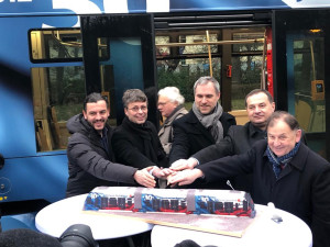 VIDEO: Do ulic Prahy vyjela tramvaj v barvách trikolóry, připomíná zvolení Havla prvním českým prezidentem