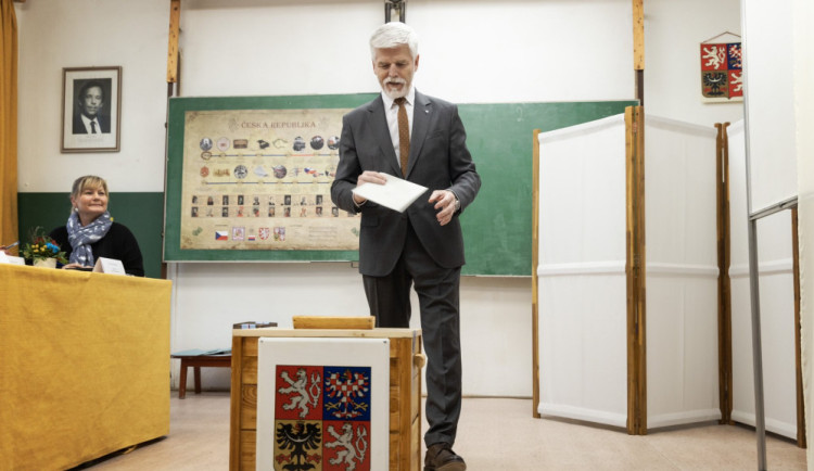 Petr Pavel ve volební místnosti.