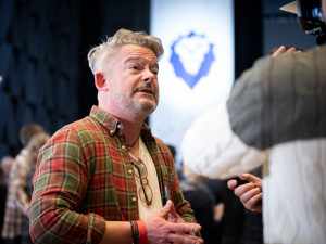 FOTOGALERIE: Podívejte se do zákulisí Pavlova štábu. Přišli umělci i politici