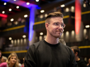 FOTOGALERIE: Podívejte se do zákulisí Pavlova štábu. Přišli umělci i politici