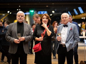 FOTOGALERIE: Podívejte se do zákulisí Pavlova štábu. Přišli umělci i politici