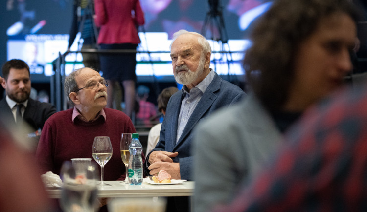 FOTOGALERIE: Podívejte se do zákulisí Pavlova štábu. Přišli umělci i politici